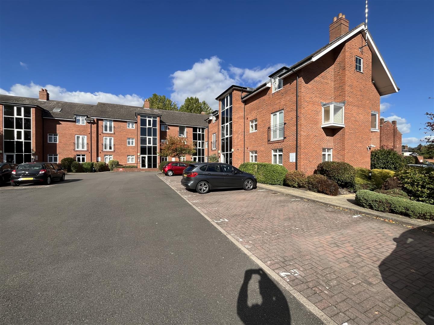 Woodville Ct, Coventry Road, (Handy for Rail Station!) Warwick 1